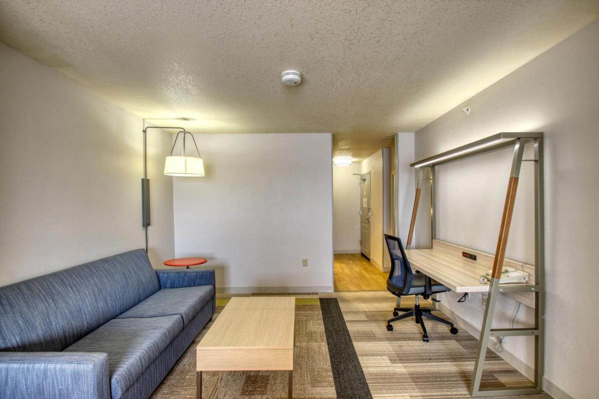 Holiday Inn Express Hotel & Suites Milwaukee Airport an IHG Hotel - image 6