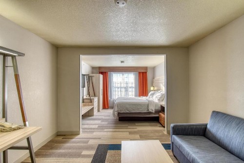 Holiday Inn Express Hotel & Suites Milwaukee Airport an IHG Hotel - image 8