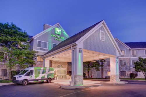 Holiday Inn Milwaukee Airport an IHG Hotel - image 1