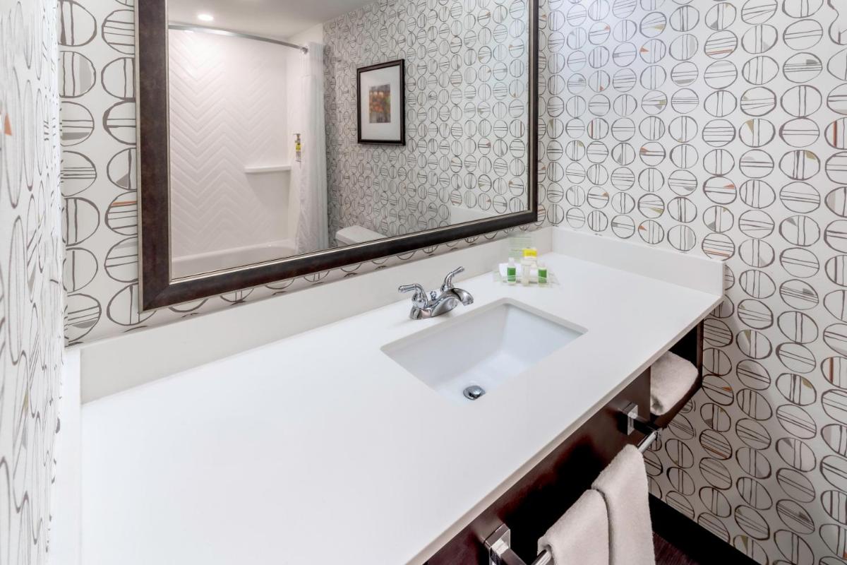Holiday Inn Milwaukee Airport an IHG Hotel - image 2