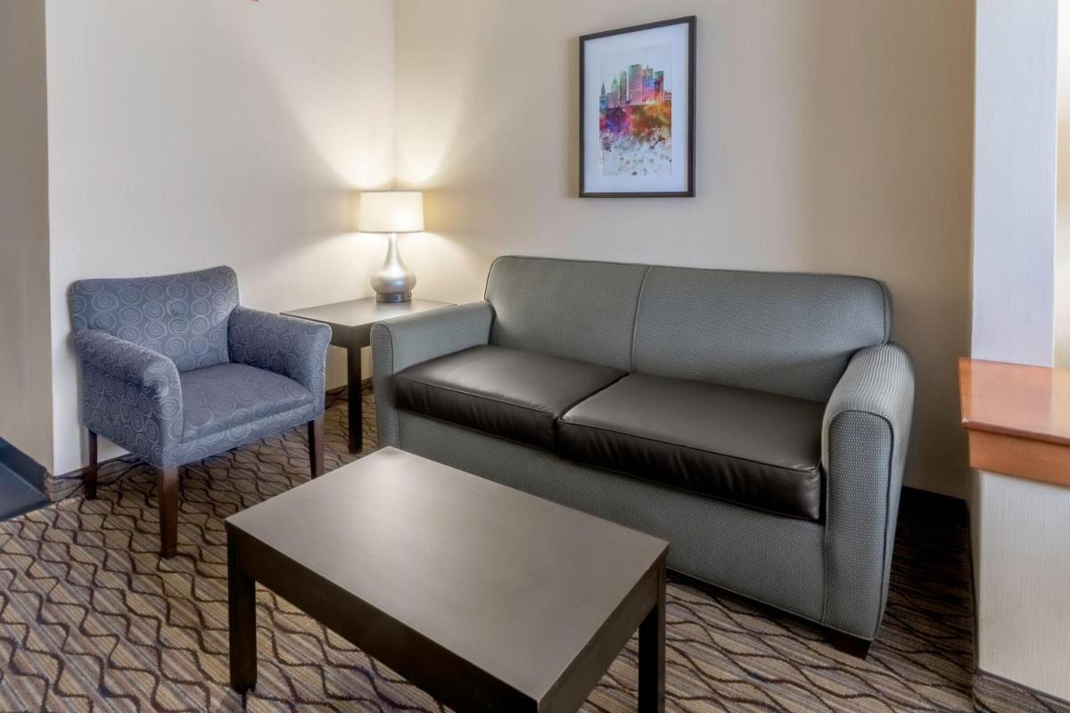Holiday Inn Milwaukee Airport an IHG Hotel - image 4
