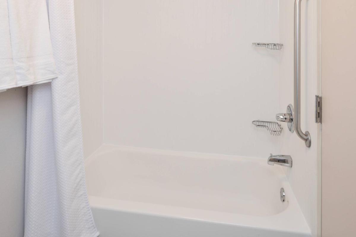 Courtyard by Marriott Milwaukee North/Brown Deer - image 3