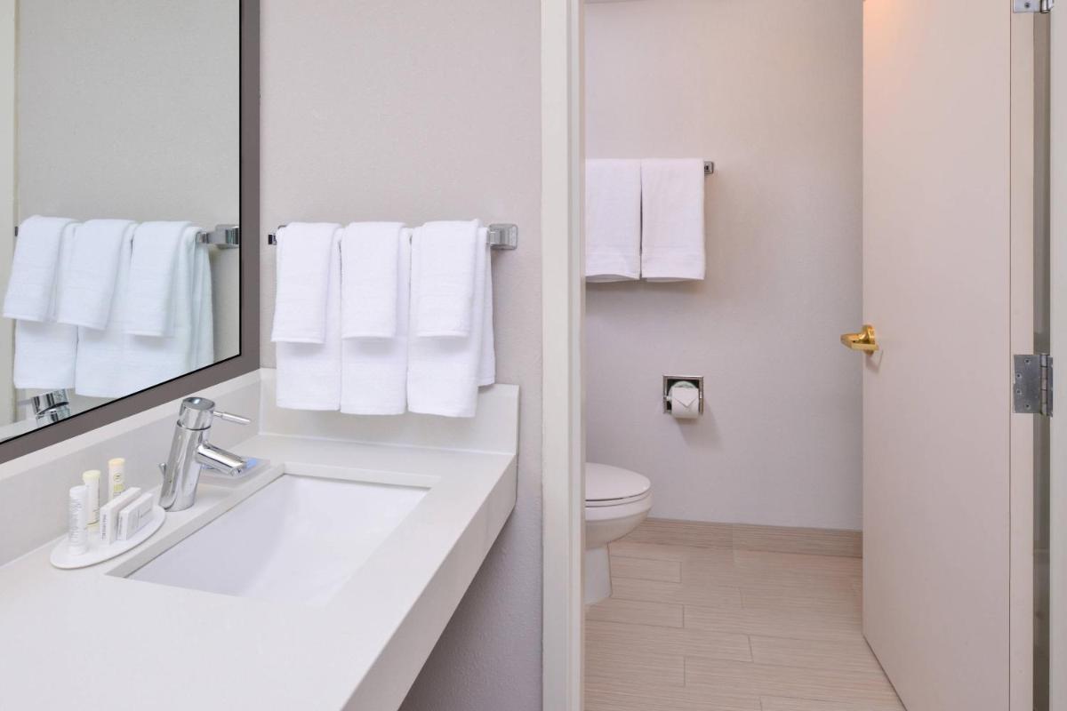 Courtyard by Marriott Milwaukee North/Brown Deer - image 4
