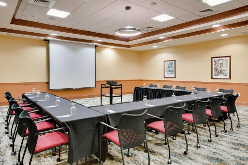 Hilton Garden Inn Milwaukee Airport - image 39