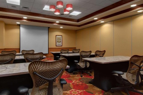 Hilton Garden Inn Milwaukee Airport - image 41