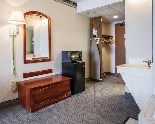 Rodeway Inn & Suites Milwaukee Airport - image 3