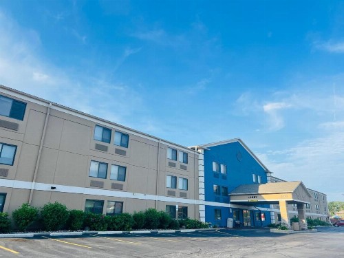 La Quinta Inn by Wyndham Milwaukee Glendale Hampton Ave - image 13
