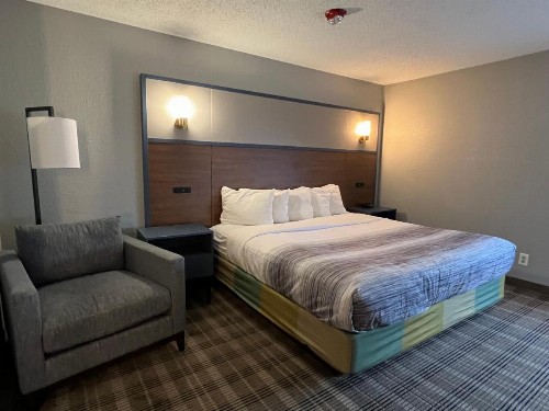 La Quinta Inn by Wyndham Milwaukee Glendale Hampton Ave - image 17