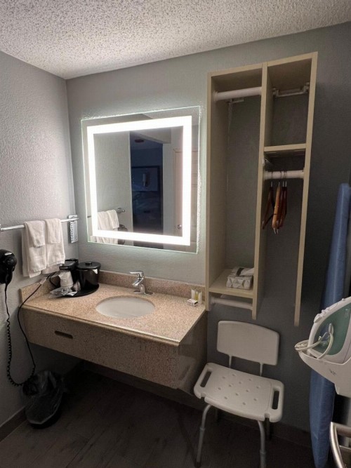 La Quinta Inn by Wyndham Milwaukee Glendale Hampton Ave - image 18