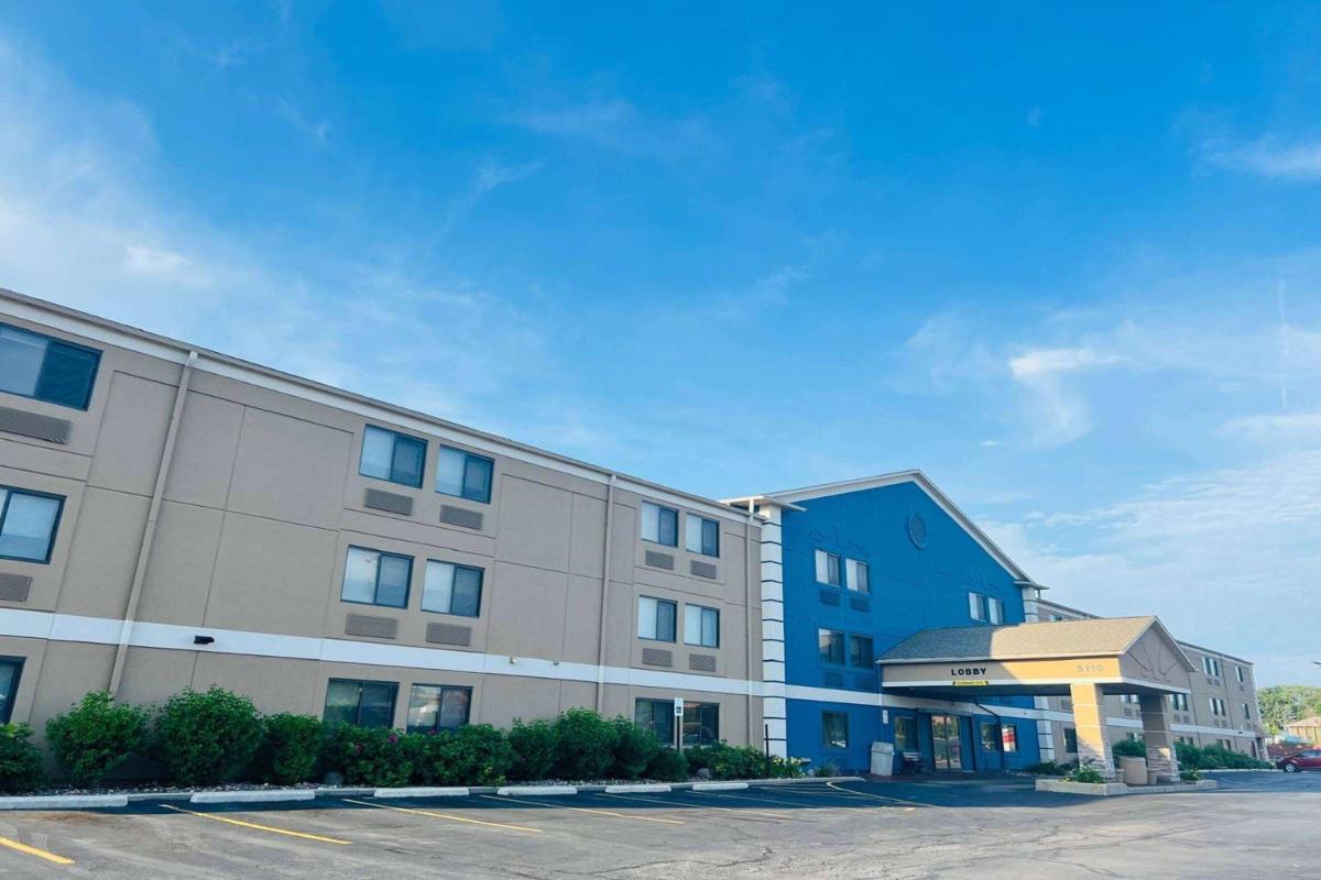 La Quinta Inn by Wyndham Milwaukee Glendale Hampton Ave - image 2