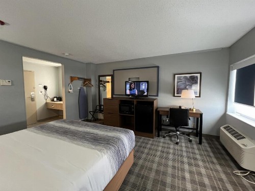 La Quinta Inn by Wyndham Milwaukee Glendale Hampton Ave - image 25