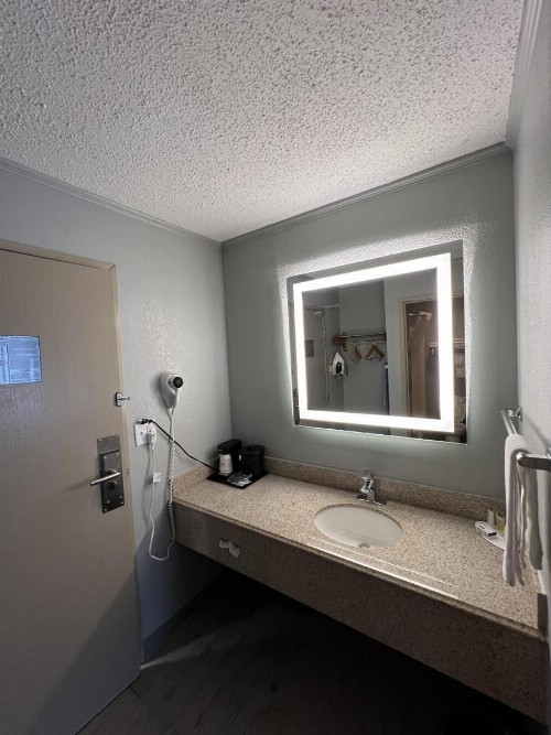 La Quinta Inn by Wyndham Milwaukee Glendale Hampton Ave - image 26