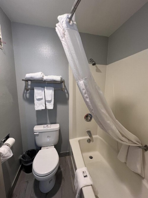La Quinta Inn by Wyndham Milwaukee Glendale Hampton Ave - image 28