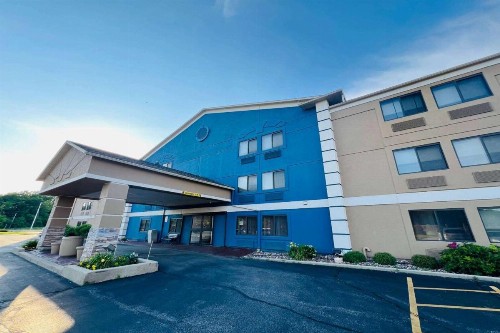 La Quinta Inn by Wyndham Milwaukee Glendale Hampton Ave - image 3