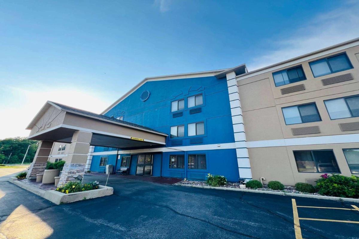La Quinta Inn by Wyndham Milwaukee Glendale Hampton Ave - image 3