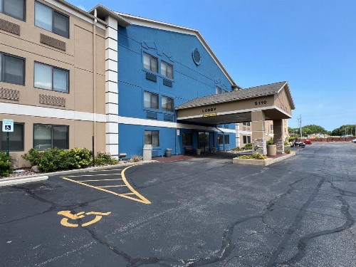 La Quinta Inn by Wyndham Milwaukee Glendale Hampton Ave - image 39