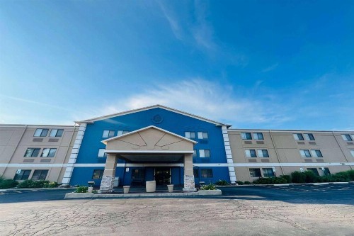 La Quinta Inn by Wyndham Milwaukee Glendale Hampton Ave - image 5