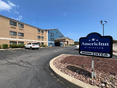 La Quinta Inn by Wyndham Milwaukee Glendale Hampton Ave - image 6