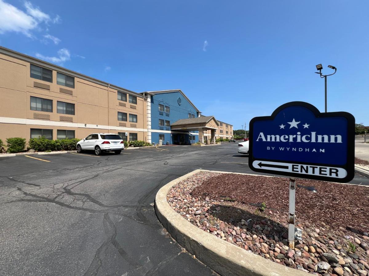 La Quinta Inn by Wyndham Milwaukee Glendale Hampton Ave - image 6