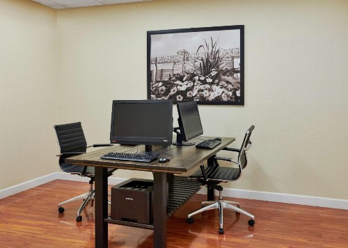 Best Western Plus Milwaukee Airport Hotel & Conference Center - image 11