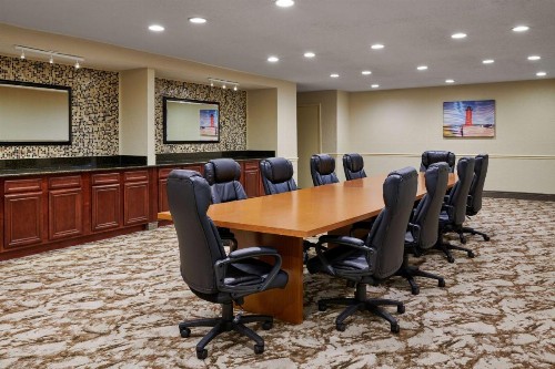 Best Western Plus Milwaukee Airport Hotel & Conference Center - image 2