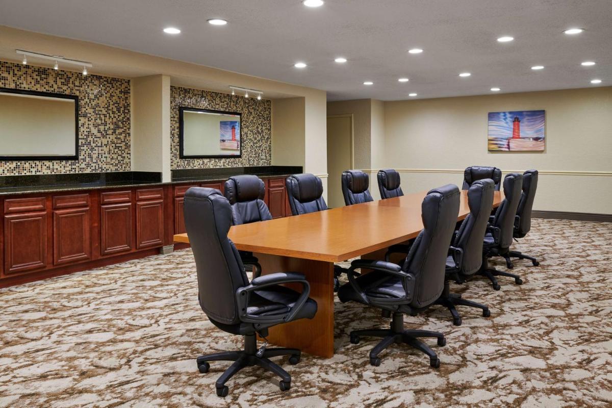 Best Western Plus Milwaukee Airport Hotel & Conference Center - image 2