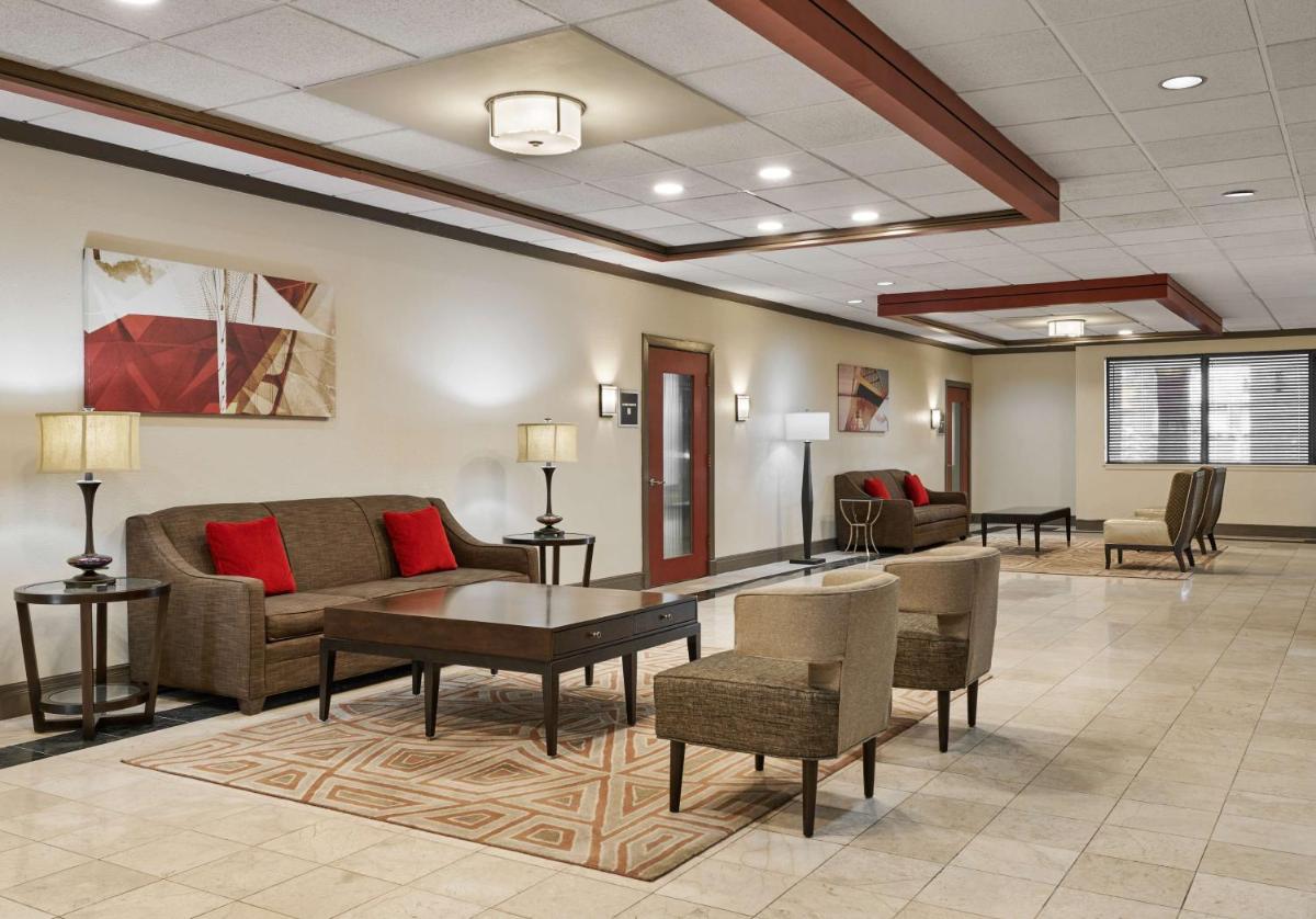 Best Western Plus Milwaukee Airport Hotel & Conference Center - image 6