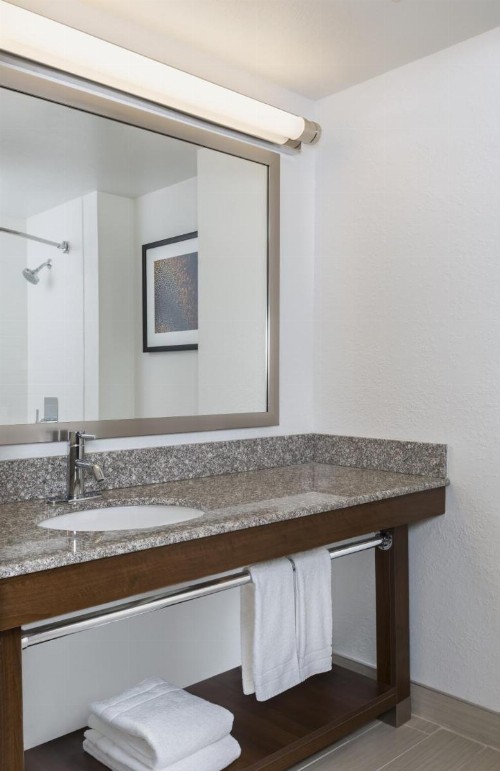 Four Points by Sheraton Milwaukee Airport - image 2