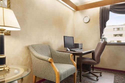 Super 8 by Wyndham Milwaukee Airport - image 10