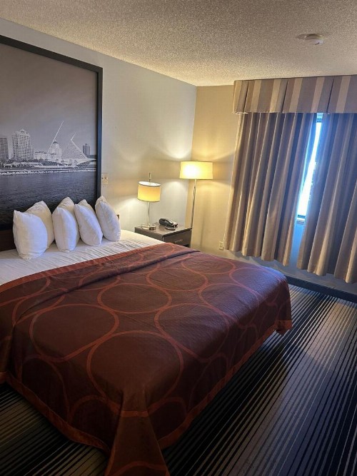 Super 8 by Wyndham Milwaukee Airport - image 20