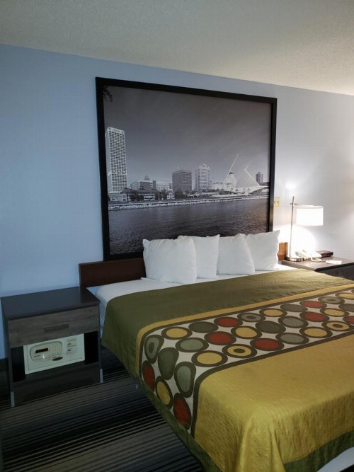 Super 8 by Wyndham Milwaukee Airport - image 28