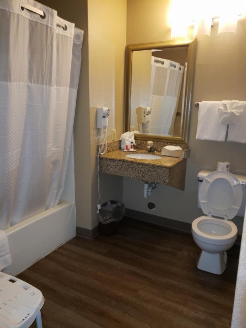 Super 8 by Wyndham Milwaukee Airport - image 3