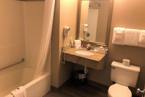 Super 8 by Wyndham Milwaukee Airport - image 38