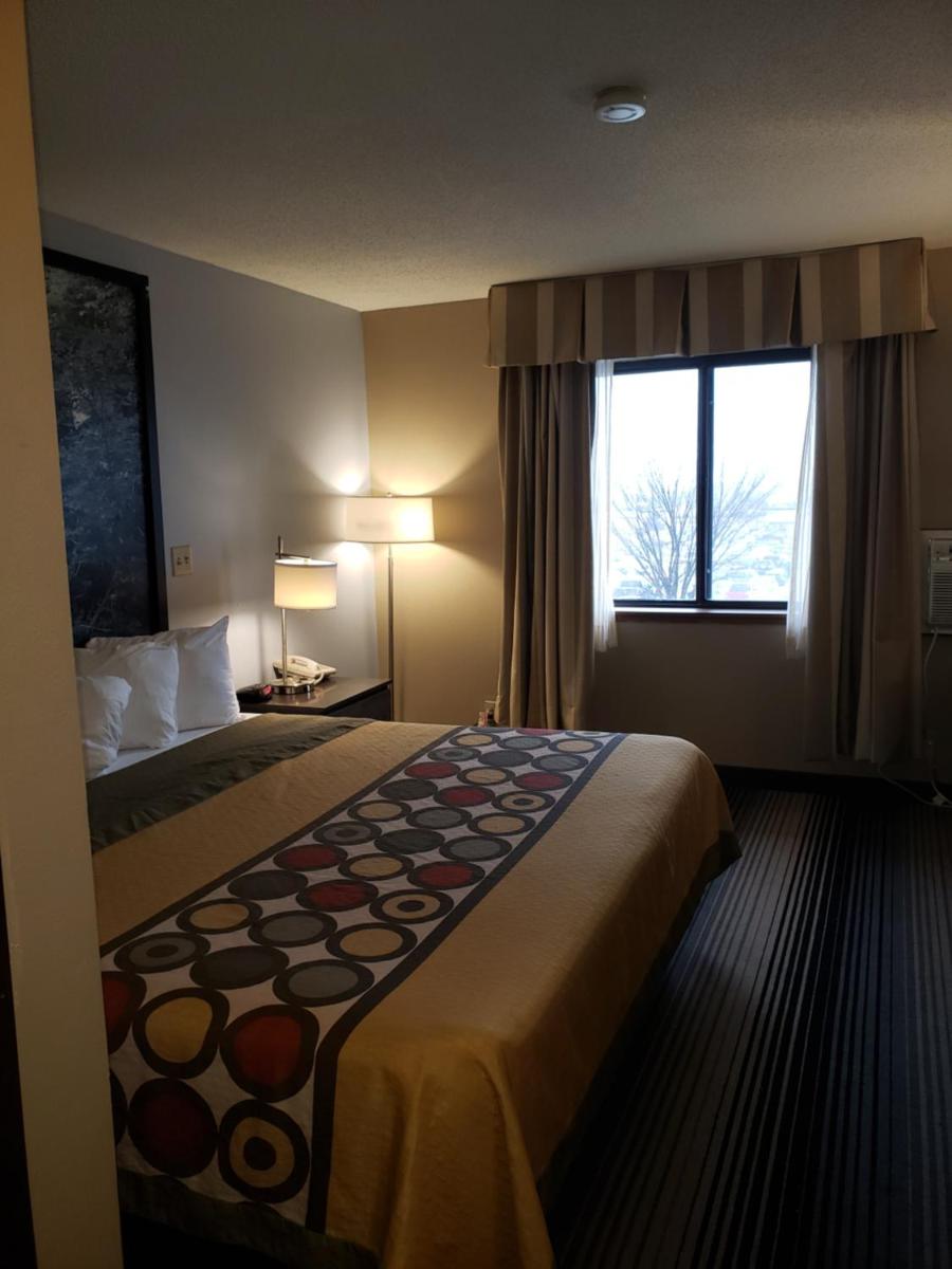 Super 8 by Wyndham Milwaukee Airport - image 4