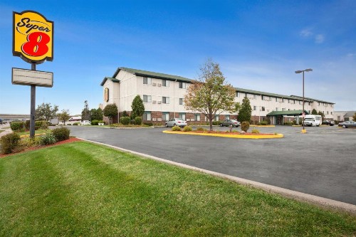 Super 8 by Wyndham Milwaukee Airport - image 40