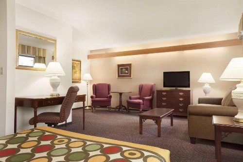 Super 8 by Wyndham Milwaukee Airport - image 45