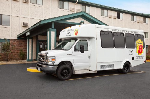Super 8 by Wyndham Milwaukee Airport - image 6