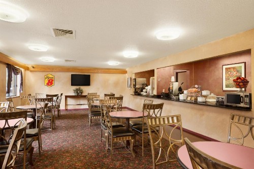 Super 8 by Wyndham Milwaukee Airport - image 7