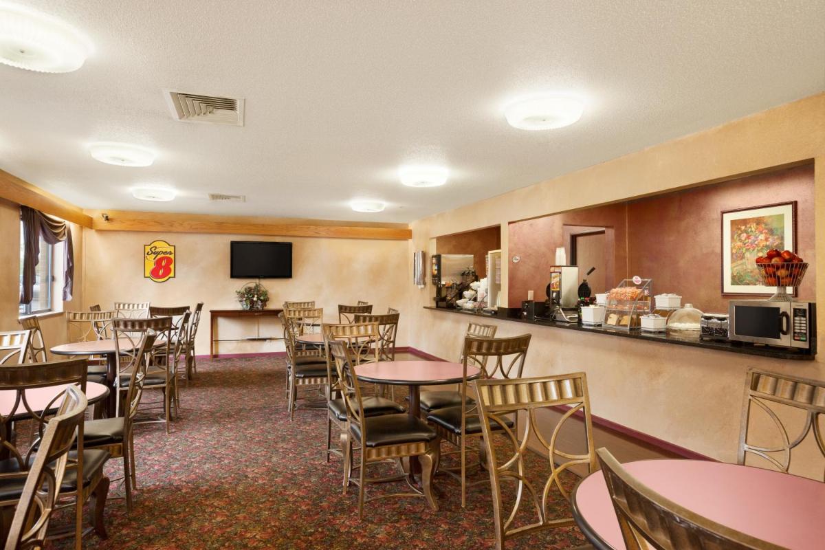Super 8 by Wyndham Milwaukee Airport - image 7
