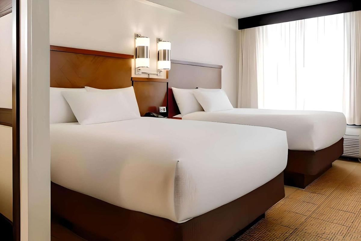 Hyatt Place Milwaukee West - image 2