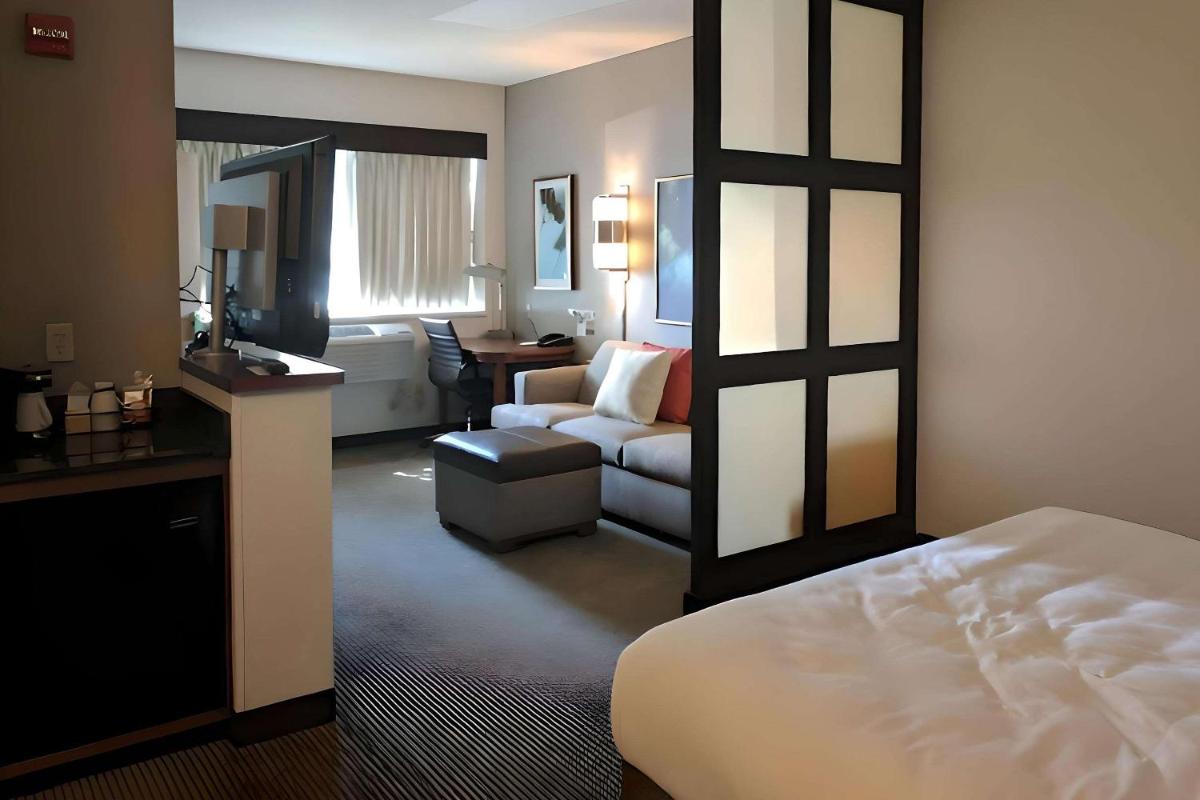 Hyatt Place Milwaukee West - image 3