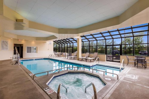 Quality Suites Milwaukee Airport - image 11
