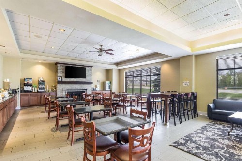 Quality Suites Milwaukee Airport - image 12