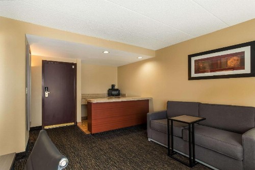 Quality Suites Milwaukee Airport - image 14