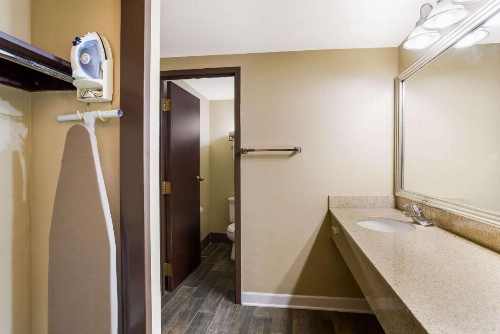 Quality Suites Milwaukee Airport - image 15