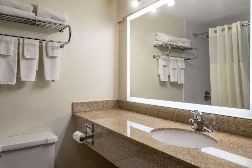 Quality Suites Milwaukee Airport - image 17