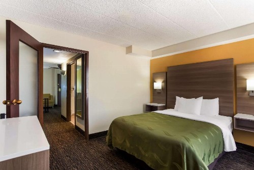Quality Suites Milwaukee Airport - image 18