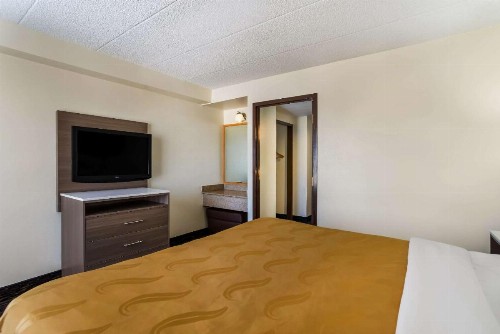 Quality Suites Milwaukee Airport - image 19