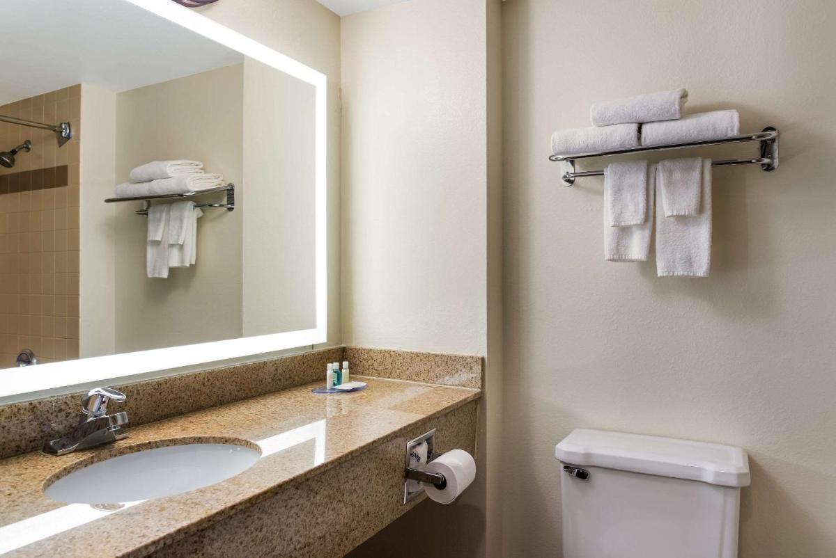 Quality Suites Milwaukee Airport - image 2