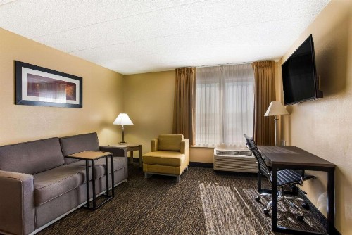 Quality Suites Milwaukee Airport - image 20